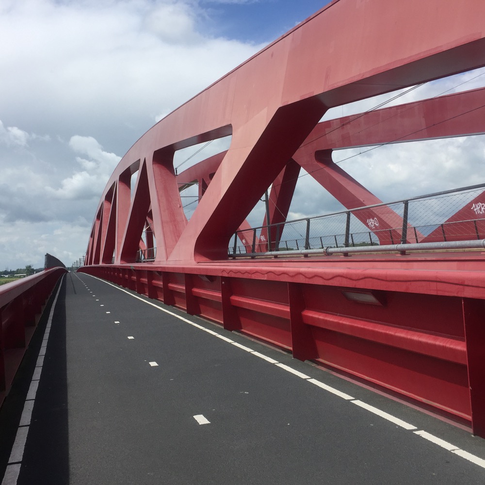 fietspad op rode brug