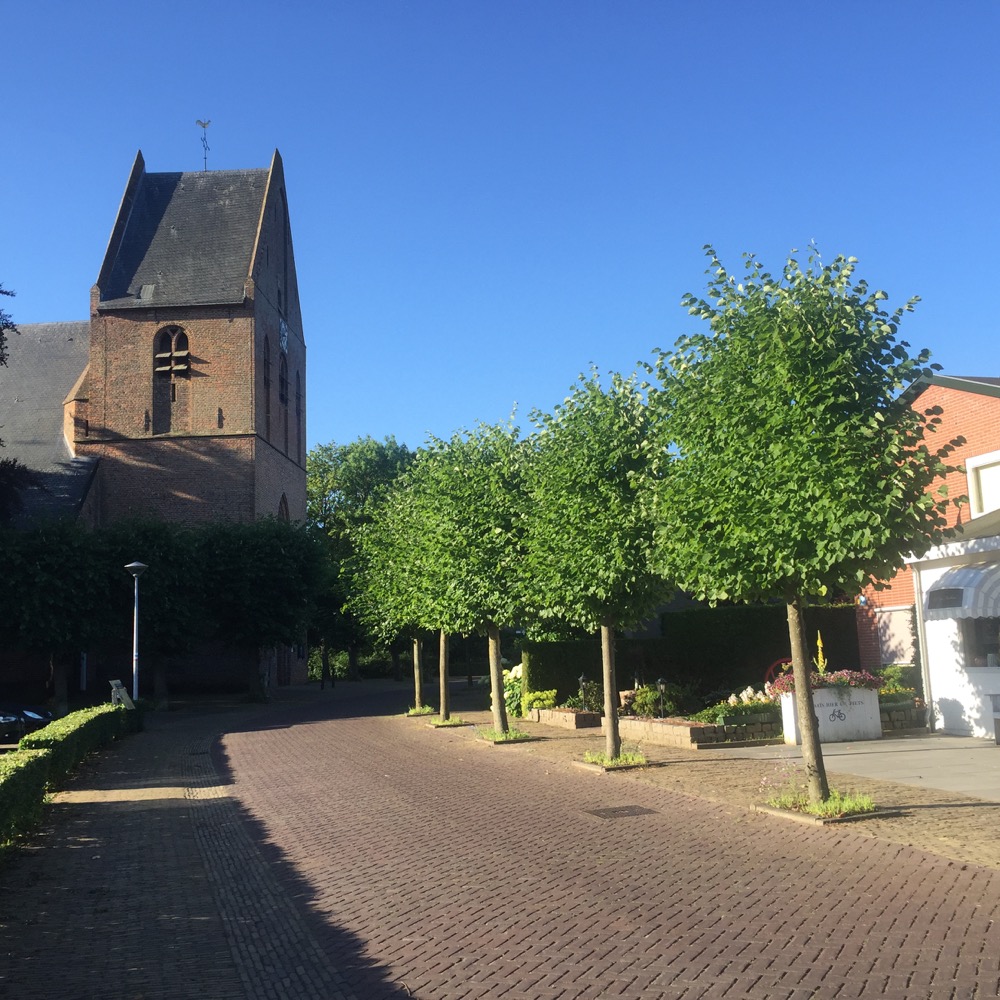 kerk en baksteen weg in Terwolde, Gelderland